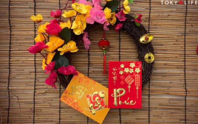 Hinh anh canh hoa mai vang duoc trang tri bao li xi va do trang tri ngay Tet